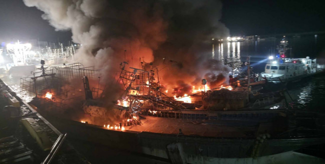 태안 신진항 정박 어선서 큰불