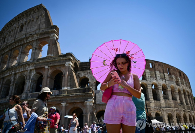 양산으로 햇볕 막는 관광객