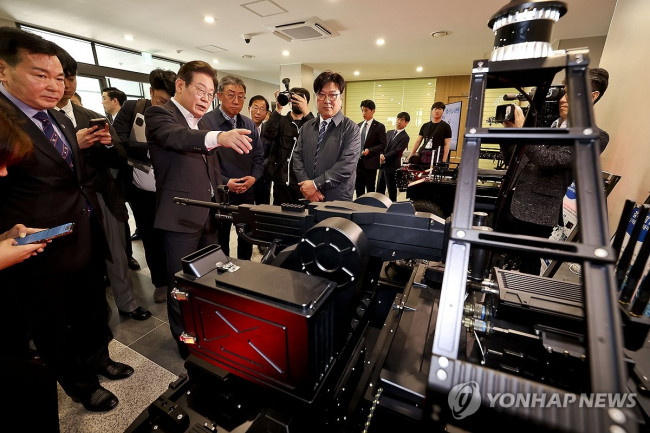 대선 후보 시절 방산 연구개발 현장 둘러보는 이재명 대통령ㄹ