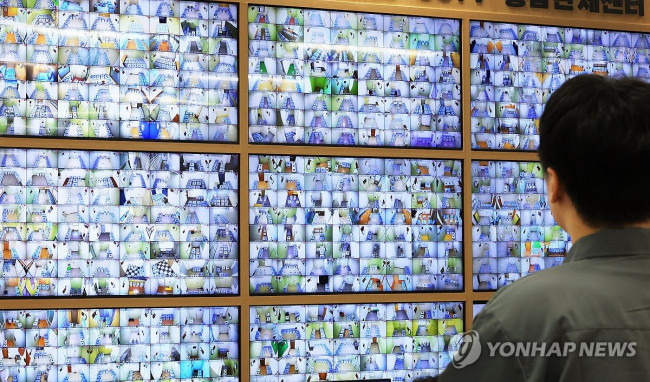 투표함 보관장소 CCTV 살피는 선관위 직원
