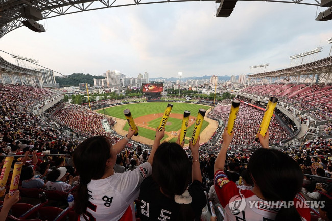 프로야구 전반기 최초 700만 관중 달성