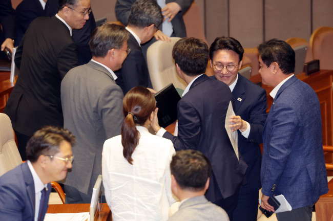 본회의장 나서며 의원들과 인사하는 김민석 국무총리