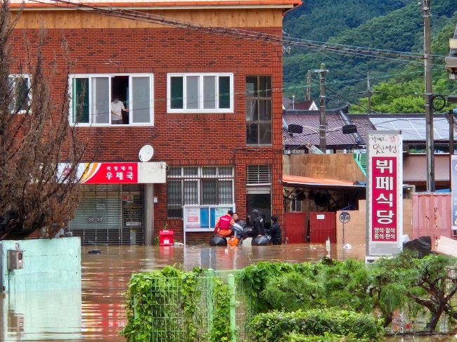 침수로 고립된 마을 주민 구조하는 소방대원들
