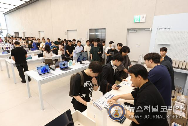 ‘갤럭시 Z 폴드7·Z 플립7’ 사전 개통을 위해 삼성 강남을 방문한 고객 대기 행렬