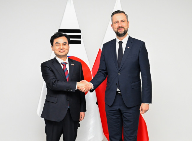 안규백 국방부 장관과 브와디스와프 코시니악-카미슈 폴란드 부총리 겸 국방장관