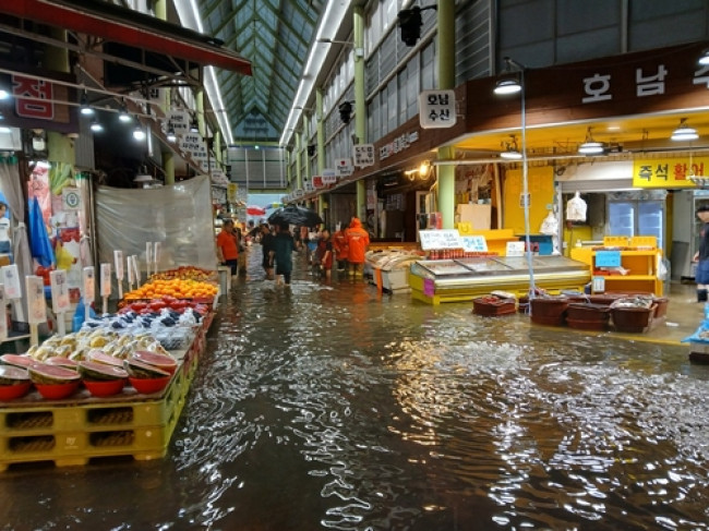 물에 잠긴 서구 정서진중앙시장