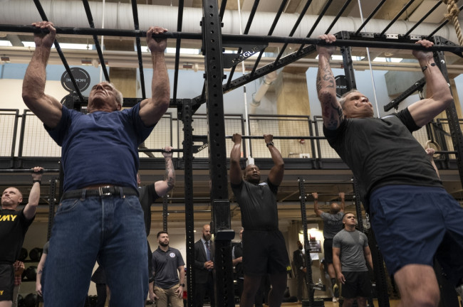 턱걸이 하는 美 국방 및 보건복지 장관