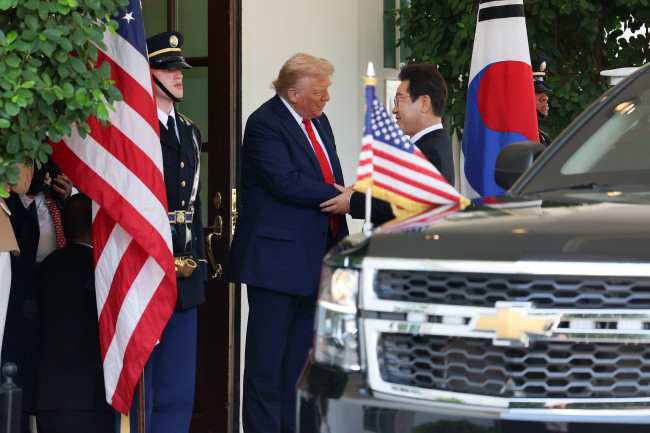 악수하는 한미 정상