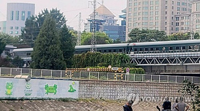 베이징역 인근 지나는 김정은 탑승 추정 전용열차
