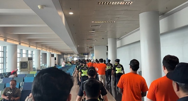 필리핀 현지 공항서 강제 송환되는 한국인 도피사범들