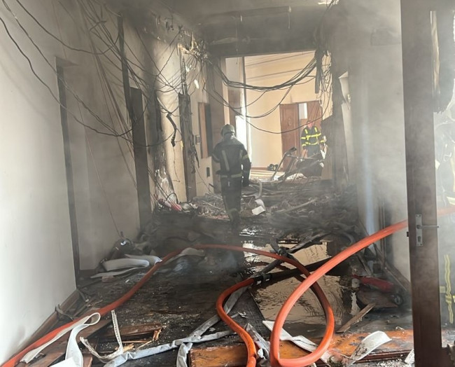 우크라이나 정부청사 내부 점검하는 소방대원들