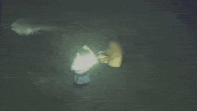 부력조끼 벗어주는 이재석 경장 