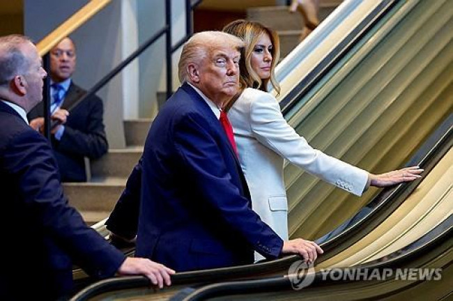 멈춰선 유엔본부 에스컬레이터