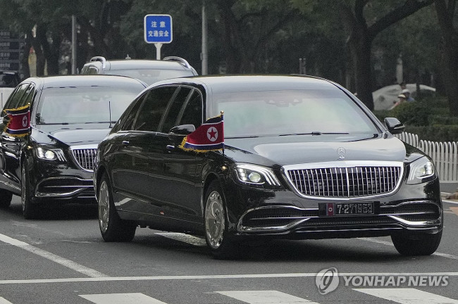 '김정은 방중' 북 인공기 단 차량 행렬