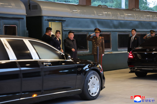 평양에 도착한 김정은