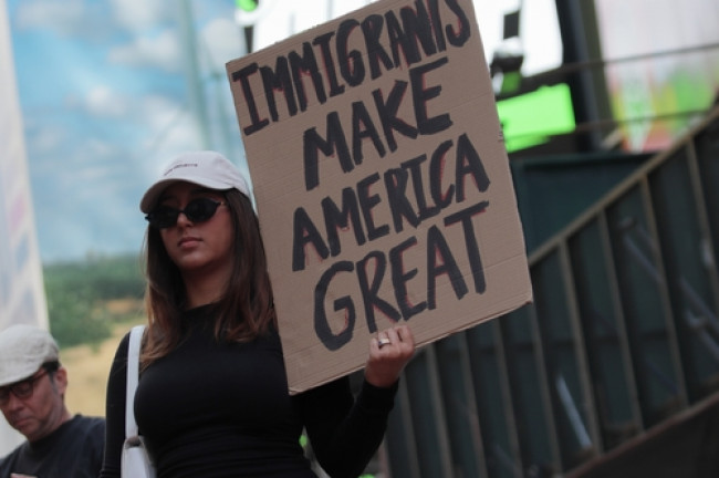 뉴욕 맨해튼 '노 킹스' 집회의 피켓 시위