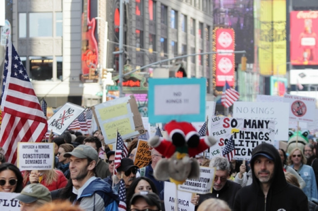 뉴욕 맨해튼 '노 킹스' 시위 참가자들