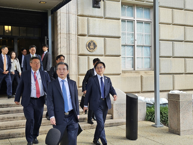 러트닉 만나고 나오는 한국 측 협상단