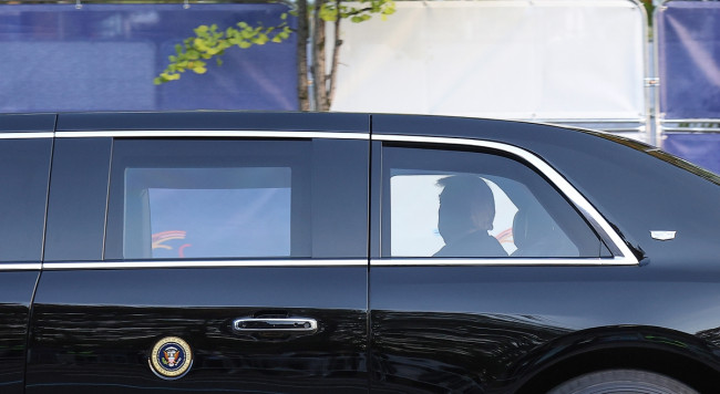 APEC 정상회의장 보며 숙소로 향하는 트럼프 미 대통령