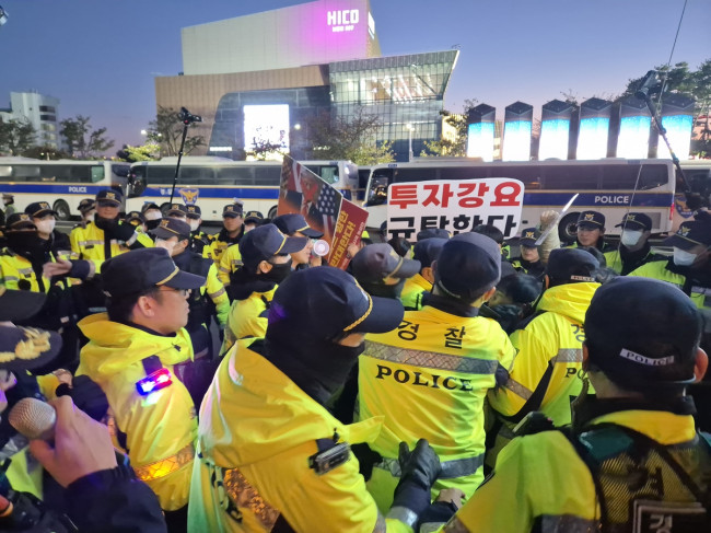 트럼프 미 대통령 숙소 인근 기습 시위