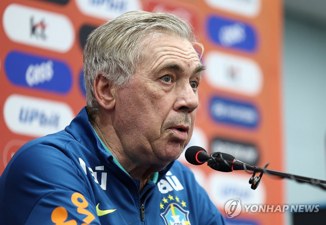 공식 기자회견에서 질문에 답하는 카를로스 안첼로티 감독