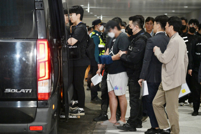 호송차 오르는 캄보디아 귀국 한국인 구금자들