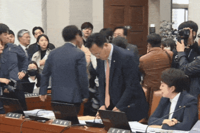 국정감사서 충돌하는 여야 의원