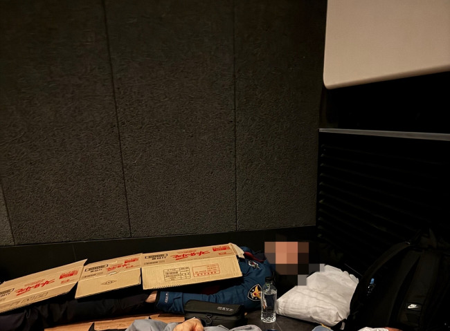 APEC 동원 경찰관, 박스 덮고 '쪽잠'