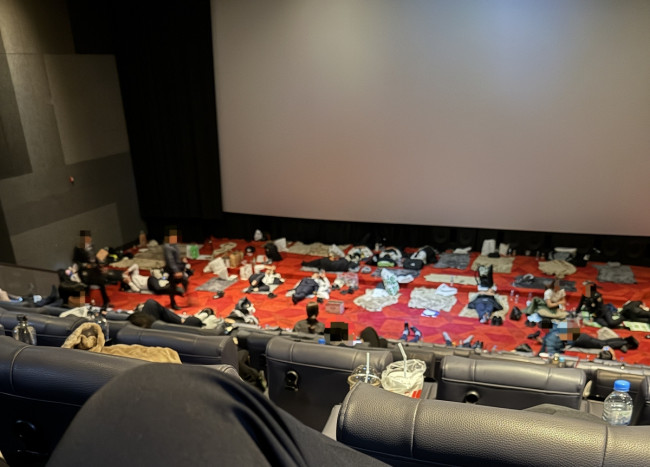 영화관에서 자는 APEC 동원 경찰관들