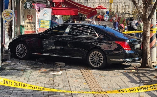 인도로 돌진한 차량