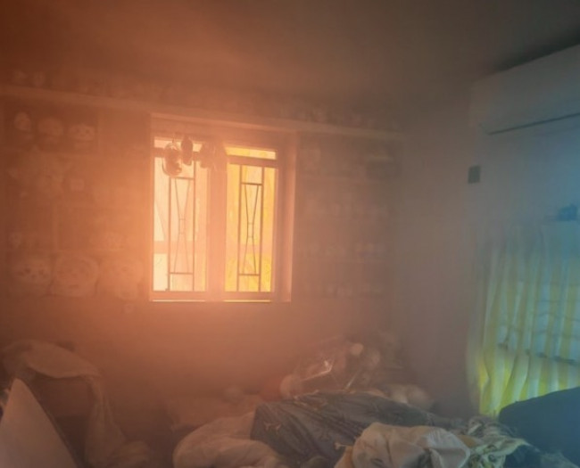 홍콩 화재 생존자가 집 안에서 촬영한 창밖 화염