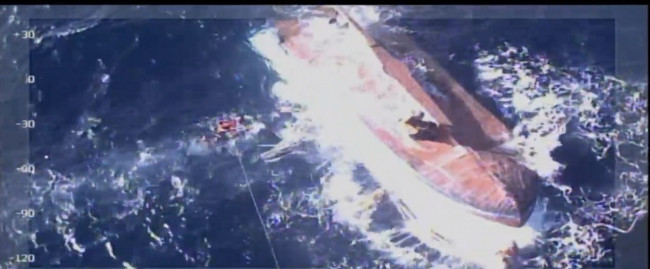 선장 구조하는 동해해경청