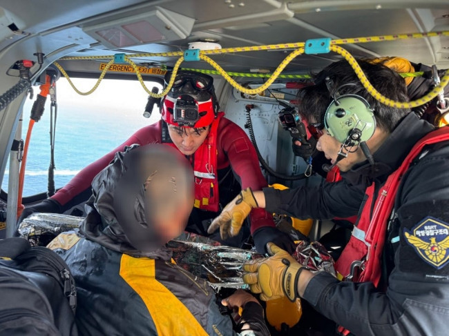 선장 구조하는 동해해경청